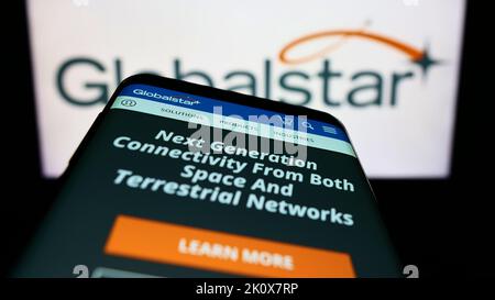 Smartphone mit Website des Satellitenkommunikationsunternehmens Globalstar Inc. Auf dem Bildschirm vor dem Logo. Konzentrieren Sie sich auf die obere linke Seite des Telefondisplays. Stockfoto