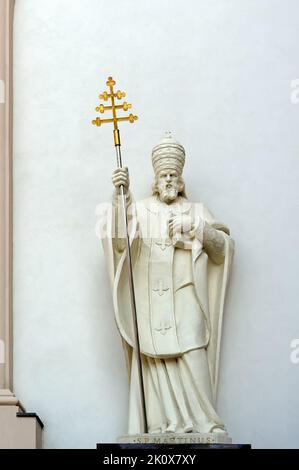 Die Statue des Heiligen Martin I., des Papstes, an der Fassade der Mariä-Himmelfahrt-Kathedrale, Odesa Ukraine Stockfoto