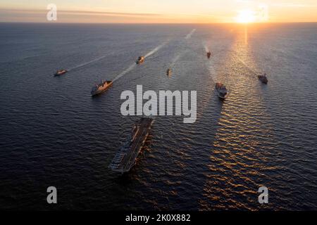 Ostsee. 4. September 2022. Von links die norwegische Fridtjof Nansen-Klasse Fregatte HNoMS Roald Amundsen (F331), das amphibische Transportschiff USS Arlington (LPD 24) der US Navy San Antonio-Klasse, der norwegische Nachschuböler HNoMS Maud (A530), das amphibische Angriffsschiff USS Kearsarge der US Navy Wasp-Klasse (LHD 3), Die portugiesische Vasco Da Gama-Klasse Fregatte NRP Corte-Real (F332), das Royal Netherlands Navy Multi-Mission Support Schiff HNLMS Karel Doorman (A 833), das US Navy Whidbey Island-Klasse Dock Landungsschiff USS Gunston Hall (LSD 44) und die US Navy Arleigh Burke-Klasse dest Stockfoto