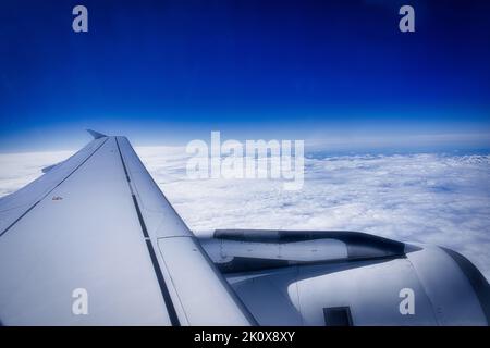 Ein Flugzeug, das über ein Wolkenmeer fliegt Stockfoto