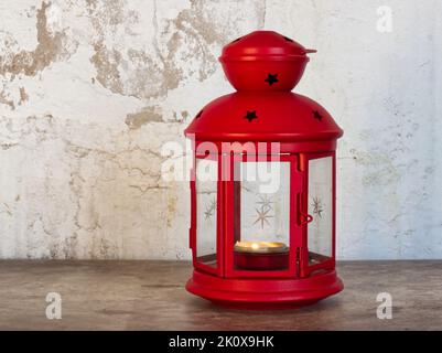 Rote Weihnachtslampe isoliert auf Wandhintergrund. Stockfoto