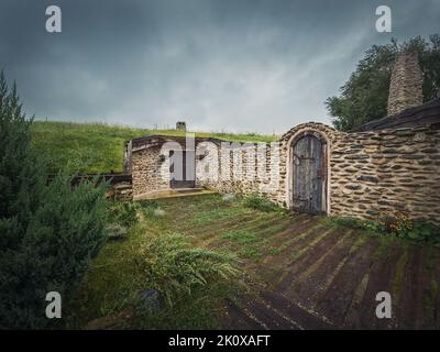 Ein hobbit-Haus, versteckt im unterirdischen Teil der Clay Castle aus dem Tal der Feen, einem touristischen Komplex in Siebenbürgen, Rumänien Stockfoto