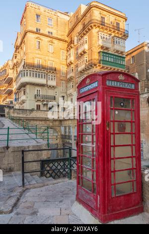 Alte Telefonzelle in Valletta, Malta. Stockfoto