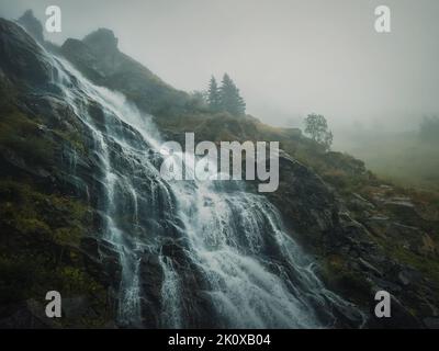 Capra Wasserfall auf der Transfagarasan Route in den rumänischen Karpaten. Idyllische Szene mit einem großen Fluss, der in einem nebligen Herbstm durch die Felsen fließt Stockfoto