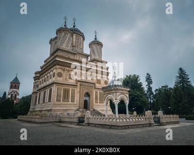 Curtea de Arges altes christlich-orthodoxes Kloster in Rumänien. Wunderschöne Kathedralfassade und architektonische Details aus der Legende des Handwerkers von Manole Stockfoto