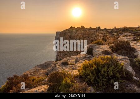 Sonnenuntergang über den Klippen von Ta Cenc in Gozo, Malta. Stockfoto