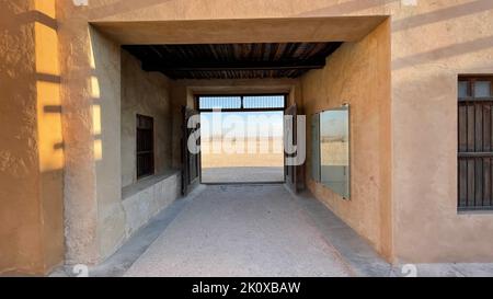 Wiederaufgebaute historische Festung Zubarah (Al Zubara) Im Nordosten der Wüsten von Katar auf der Rand des Persischen Golfs an einem sonnigen Sommertag Stockfoto