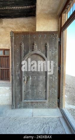 Wiederaufgebaute historische Festung Zubarah (Al Zubara) Im Nordosten der Wüsten von Katar auf der Rand des Persischen Golfs an einem sonnigen Sommertag Stockfoto