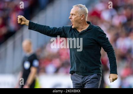 Freiburg Im Breisgau, Deutschland. 11. September 2022. Fußball: Bundesliga, SC Freiburg - Bor. Mönchengladbach, Spieltag 6, Europa-Park Stadion. Freiburgs Trainer Christian Streich jubelt während des Spiels. Quelle: Tom Weller/dpa/Alamy Live News Stockfoto