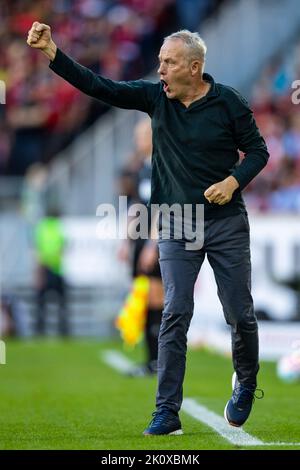 Freiburg Im Breisgau, Deutschland. 11. September 2022. Fußball: Bundesliga, SC Freiburg - Bor. Mönchengladbach, Spieltag 6, Europa-Park Stadion. Freiburgs Trainer Christian Streich jubelt während des Spiels. Quelle: Tom Weller/dpa/Alamy Live News Stockfoto