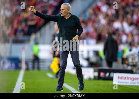 Freiburg Im Breisgau, Deutschland. 11. September 2022. Fußball: Bundesliga, SC Freiburg - Bor. Mönchengladbach, Spieltag 6, Europa-Park Stadion. Freiburgs Trainer Christian Streich jubelt während des Spiels. Quelle: Tom Weller/dpa/Alamy Live News Stockfoto