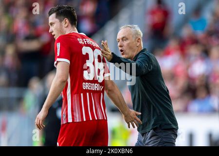 Freiburg Im Breisgau, Deutschland. 11. September 2022. Fußball: Bundesliga, SC Freiburg - Bor. Mönchengladbach, Spieltag 6, Europa-Park Stadion. Der Freiburger Michael Gregoritsch (l) und der Freiburger Trainer Christian Streich (r) während des Spiels. Quelle: Tom Weller/dpa/Alamy Live News Stockfoto