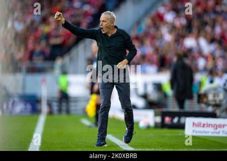 Freiburg Im Breisgau, Deutschland. 11. September 2022. Fußball: Bundesliga, SC Freiburg - Bor. Mönchengladbach, Spieltag 6, Europa-Park Stadion. Freiburgs Trainer Christian Streich jubelt während des Spiels. Quelle: Tom Weller/dpa/Alamy Live News Stockfoto