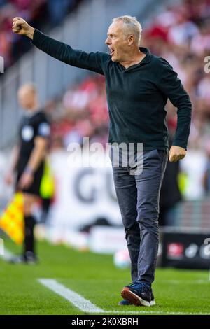 Freiburg Im Breisgau, Deutschland. 11. September 2022. Fußball: Bundesliga, SC Freiburg - Bor. Mönchengladbach, Spieltag 6, Europa-Park Stadion. Freiburgs Trainer Christian Streich jubelt während des Spiels. Quelle: Tom Weller/dpa/Alamy Live News Stockfoto