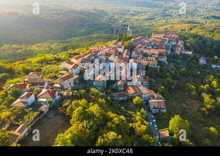 Sonnenuntergang über der Altstadt von Dobrinj auf der Insel Krk in Kroatien, aus der Vogelperspektive Stockfoto