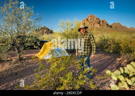 Camper auf dem Campingplatz in der Nähe von Ragged Top Mountain, vor dem Kreosoten-Busch, Silver Bell Mtns, Sonoran Desert, Ironwood Forest National Monument, Arizona, USA Stockfoto