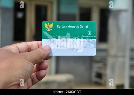 Jakarta, Indonesien - 12. September 2022 : verfügt über eine gesunde Indonesienkarte (Krankenversicherungskarte der Regierung Indonesiens) und einen indonesischen Ident Stockfoto