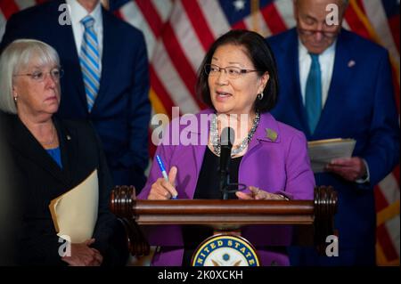 Der US-Senator Mazie Hirono (Demokrat von Hawaii) hält am Dienstag, dem 13. September 2022, während der Pressekonferenz der Demokraten im Senat im US-Kapitol in Washington, DC, USA, eine Rede. Foto von Rod Lampey/CNP/ABACAPRESS.COM Stockfoto