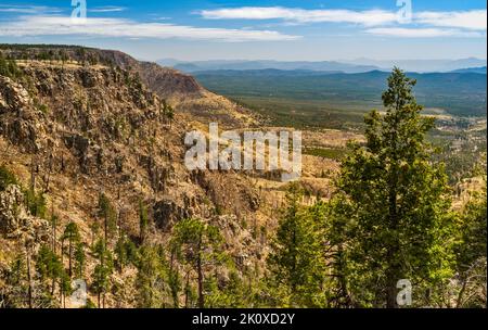 Mogollon Rim Escarpment, Blick von der Forest Road 300 (Rim Road), im Frühling, Colorado Plateau, Coconino National Forest, in der Nähe von Payson, Arizona, USA Stockfoto