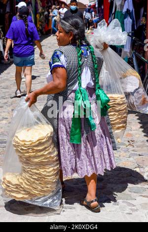 Mexikanische Maya-Frau, die Tlayudas, Stadt Mitla, Oaxaca, Mexiko verkauft Stockfoto