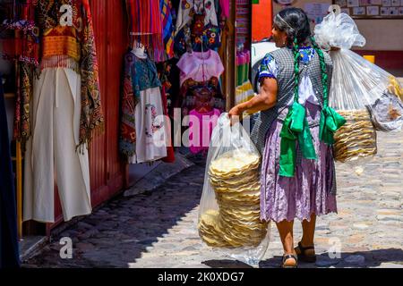 Mexikanische Maya-Frau, die Tlayudas, Stadt Mitla, Oaxaca, Mexiko verkauft Stockfoto