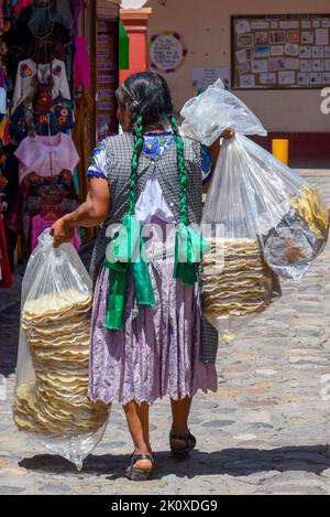 Mexikanische Maya-Frau, die Tlayudas, Stadt Mitla, Oaxaca, Mexiko verkauft Stockfoto