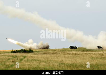 Deutschland. 31. August 2022. US-Soldaten wurden 1. Bataillons, 6. Feldartillerie, 41. Feldfeuern zugewiesen das M270 Multiple Launch Rocket System (M270 MLRS) während einer Live-Feuerdemonstration für den Molly Pitcher Day im Trainingsgelände in Grafenwoehr, August. 31, 2022. Kredit: U.S. Army/ZUMA Press Wire Service/ZUMAPRESS.com/Alamy Live Nachrichten Stockfoto