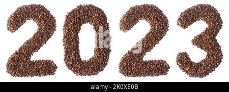 Die Zahlen von 2023 aus Kaffeebohnen auf weißem, isoliertem Hintergrund Stockfoto