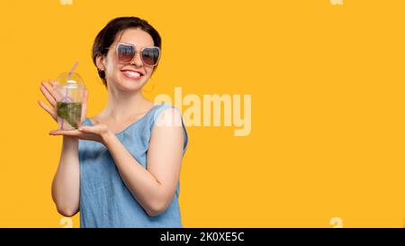 Sommer Erfrischung kaltes Getränk glückliche Frau Stockfoto