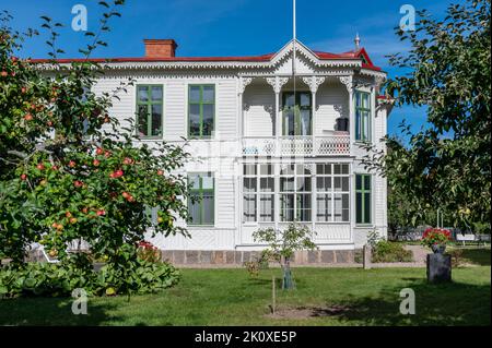 Freilichtmuseum Old Linköping im Frühherbst in Schweden. Hier wurden historische Gebäude verlegt, als das Zentrum von Linköping modernisiert wurde. Stockfoto