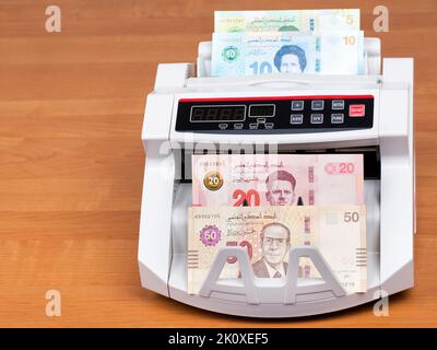 Tunesisches Geld - Dinar in einer Zählmaschine Stockfoto