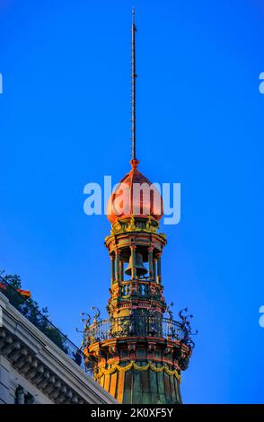 Madrid, Spanien - 28. Juni 2021: Kunstvolle Metallglocke und Turmspitze auf dem Four Seasons, dem Wahrzeichen der Stadt, in der Nähe der Gran Via Stockfoto