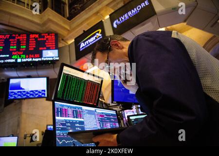 (220914) -- NEW YORK, 14. September 2022 (Xinhua) -- Ein Händler arbeitet an der New York Stock Exchange (NYSE) in New York, USA, 13. September 2022. Die drei wichtigsten Durchschnittswerte der Wall Street fielen am Dienstag, als ein unerwartet hoher US-Inflationsbericht die Befürchtungen schürte, dass die US-Notenbank wahrscheinlich überdimensionierte Zinserhöhungen erzielen wird. Der Dow Jones Industrial Average fiel um 1.276,37 Punkte oder 3,94 Prozent auf 31.104,97. Der S&P 500 sank um 177,72 Punkte oder 4,32 Prozent auf 3.932,69. Der Nasdaq Composite Index vergab 632,84 Punkte oder 5,16 Prozent auf 11.633,57. (Foto von Michael Nagle/Xi Stockfoto