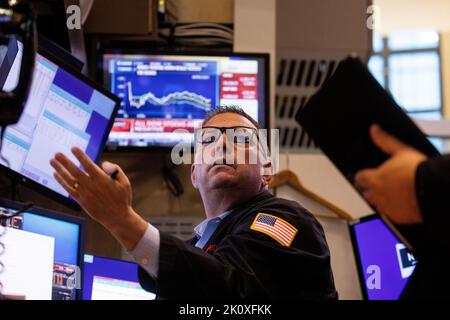 (220914) -- NEW YORK, 14. September 2022 (Xinhua) -- Ein Händler arbeitet an der New York Stock Exchange (NYSE) in New York, USA, 13. September 2022. Die drei wichtigsten Durchschnittswerte der Wall Street fielen am Dienstag, als ein unerwartet hoher US-Inflationsbericht die Befürchtungen schürte, dass die US-Notenbank wahrscheinlich überdimensionierte Zinserhöhungen erzielen wird. Der Dow Jones Industrial Average fiel um 1.276,37 Punkte oder 3,94 Prozent auf 31.104,97. Der S&P 500 sank um 177,72 Punkte oder 4,32 Prozent auf 3.932,69. Der Nasdaq Composite Index vergab 632,84 Punkte oder 5,16 Prozent auf 11.633,57. (Foto von Michael Nagle/Xi Stockfoto