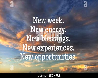 Inspirierendes Motivationszitat - Neue Woche, neue Energie, neue Segnungen, Erfahrungen und Chancen. Auf dramatischen Himmel Wolken bei Sonnenaufgang Hintergrund. Stockfoto
