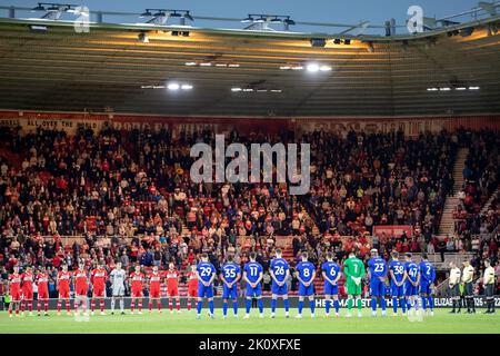 Spieler und Fans beobachten eine Schweigeminute in Erinnerung an ihre Majestät Königin Elizabeth II., die letzte Woche verstorben ist, gefolgt von der Nationalhymne während des Sky Bet Championship-Spiels Middlesbrough gegen Cardiff City im Riverside Stadium, Middlesbrough, Großbritannien, 13.. September 2022 (Foto by James Heaton/Nachrichtenbilder) Stockfoto