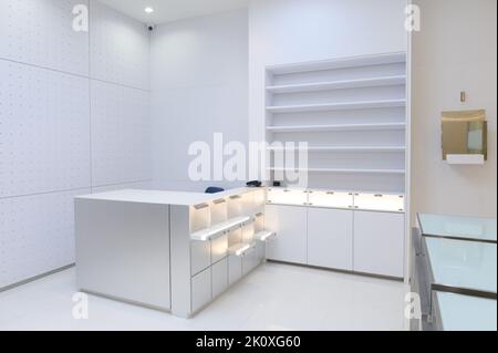 Innenraum des leeren Raumes mit Regalen Stockfoto