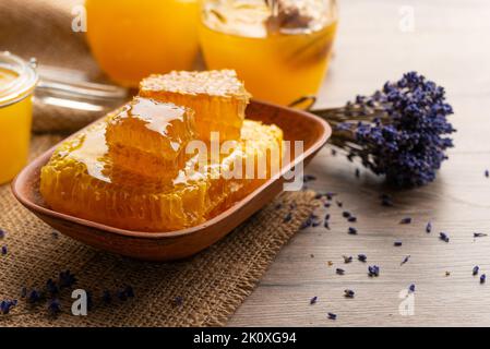 Honeycomb in Tonschale auf Küchentisch süßen Hintergrund Stockfoto