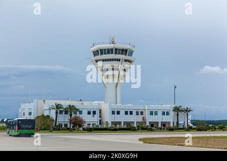 Türkei Alanya 18. April 2018: Viele Flugzeuge warten auf den Einstieg am größten Flughafen der Türkei in der Nähe einer langen Landebahn im Hintergrund am blauen Himmel. Stockfoto