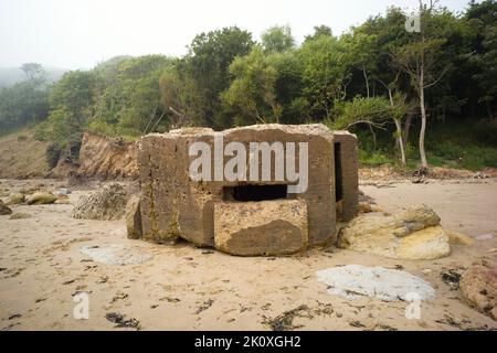 Zerbrochene Kästchenverteidigungsbox für den Zweiten Weltkrieg am Strand von Cayton in North Yorkshire Stockfoto