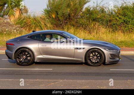 2022 Grau JAGUAR F-TYPE 14 R-DYNAMIC 1997cc Automatik-Benziner 6-Gang-Automatikgetriebe an der Strandpromenade in Southport, Großbritannien Stockfoto