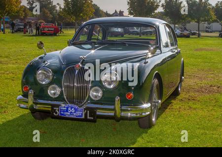 1962, 60s Sixties Green British Jaguar MK II 3400cc Benzinlimousine beim Southport Classic Car and Speed Event im Victoria Park Stockfoto