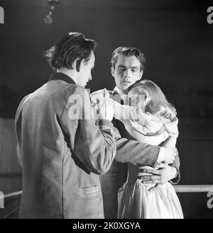 Ingmar Bergman. 1918-2007. Schwedische Filmregisseur. Hier im Bild 1948 am Filmset des Films Nacht ist meine Zukunft Regie Schauspieler Birger Malmsten und Mai Zetterling. Fotograf: Kristoffersson/AF 19-4 Stockfoto