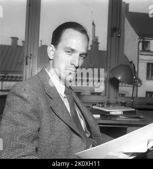 Ingmar Bergman. 1918-2007. Schwedischer Filmregisseur. Hier 1951 in seinem Haus auf einem Manuskript abgebildet. Kristoffersson BE15-4 Stockfoto