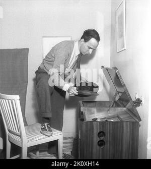 Ingmar Bergman. 1918-2007. Schwedischer Filmregisseur. Hier 1951 in seinem Haus mit Schallplatten auf seinem Grammophon. Kristoffersson BE15-9 Stockfoto