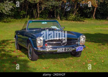 1966 60s Sixties Blue MERCEDES BENZ 2300cc Benzol Cabrio beim Southport Classic Car and Speed Event im Victoria Park, Großbritannien Stockfoto