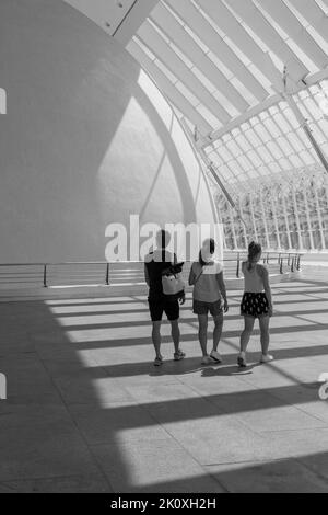 Besucher, die im September durch Hemisfèric, ein digitales 3D-Kino und Planetarium, in der Stadt der Künste und Wissenschaften in Valencia, Spanien, wandern Stockfoto