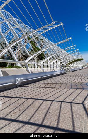 Die Baldachin der L'Umbracle-Gärten, Umbracle-Gärten, mit Schatten in der Stadt der Künste und Wissenschaften in Valencia, Spanien im September Stockfoto