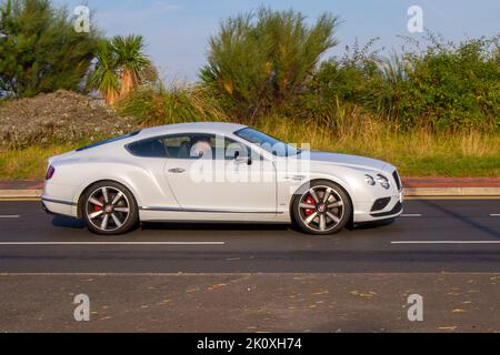 2017 Grey White BENTLEY CONTINENTAL, 3993 ccm, 8-Gang-Automatikmotor, Fahrt auf der Strandpromenade in Southport, Großbritannien Stockfoto