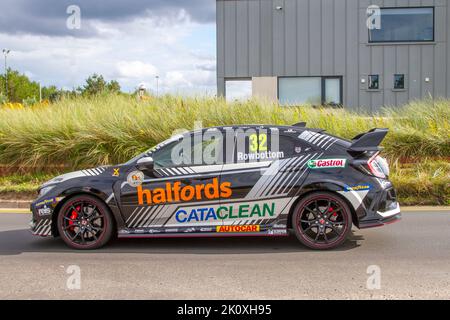 2022 Team Dynamics Honda Civic Type RS Halfords gesponsert, mit CATACLEAN Logo, J & D Pierce beim Southport Classic Car and Speed Event an der Strandpromenade. Stockfoto